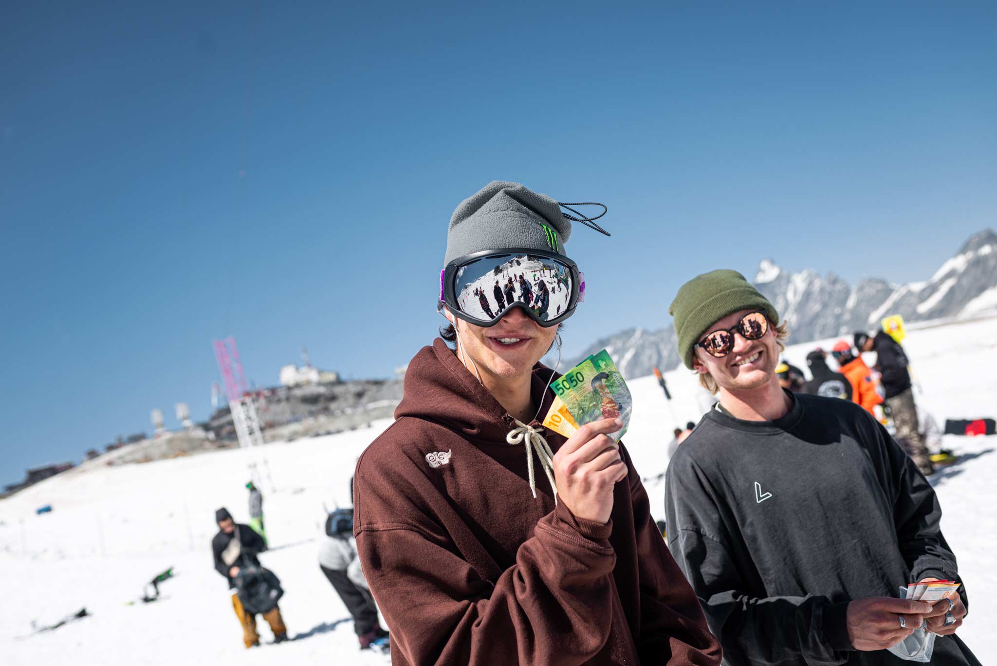 Ferdinand Dahl (NOR) und Siver Voll (NOR) haben bei der Cash4Tricks ein paar Scheinchen eingesteckt. - Foto: Snowpark Zermatt