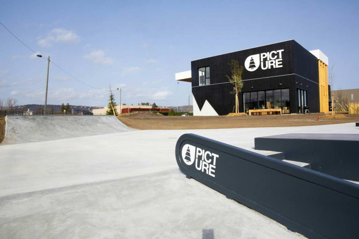 Picture Organic Clothing hat ein neues Headquarter, mit Skatepark!