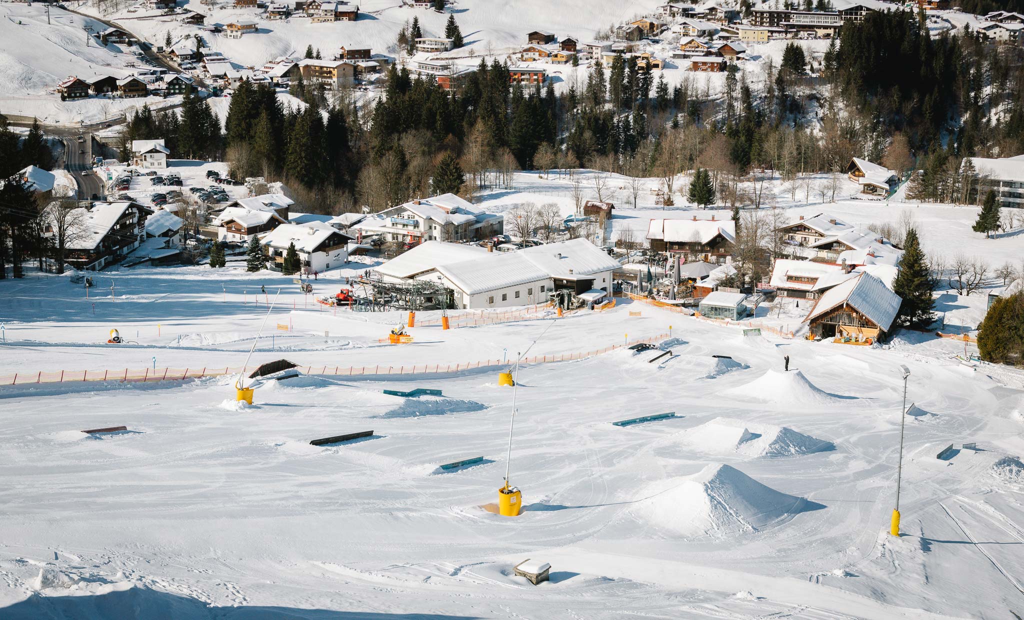 Der Crystal Ground Snowpark im Kleinwalsertal: zentrale Anlaufstelle für kleine und große Freestyle-Fans.