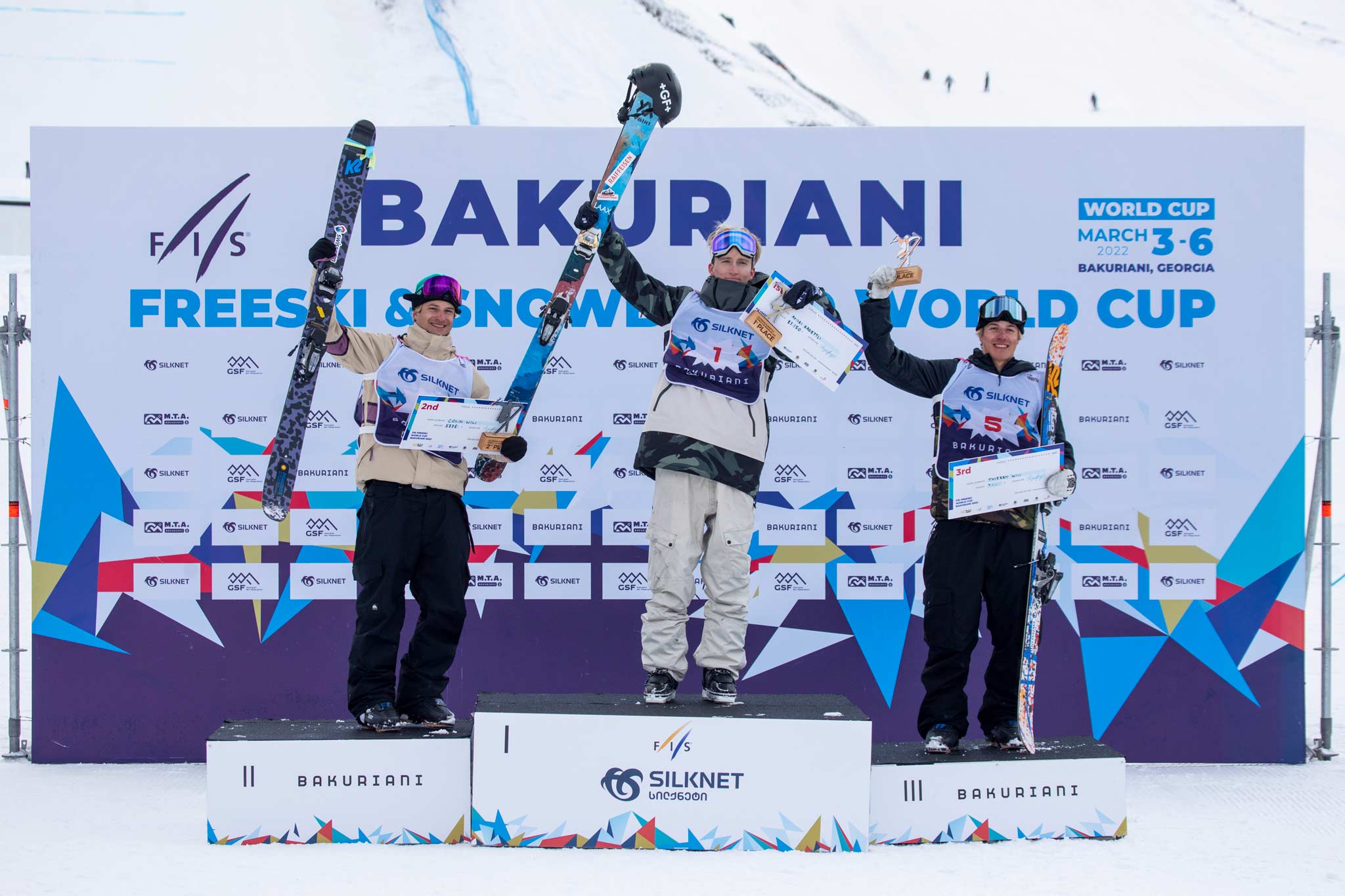 Das Podium der Männer beim Slopestyle Weltcup in Bakuriani (Georgien): Colin Wili (SUI), Andri Ragettli (SUI), Thierry Wili (SUI). - Foto: FIS
