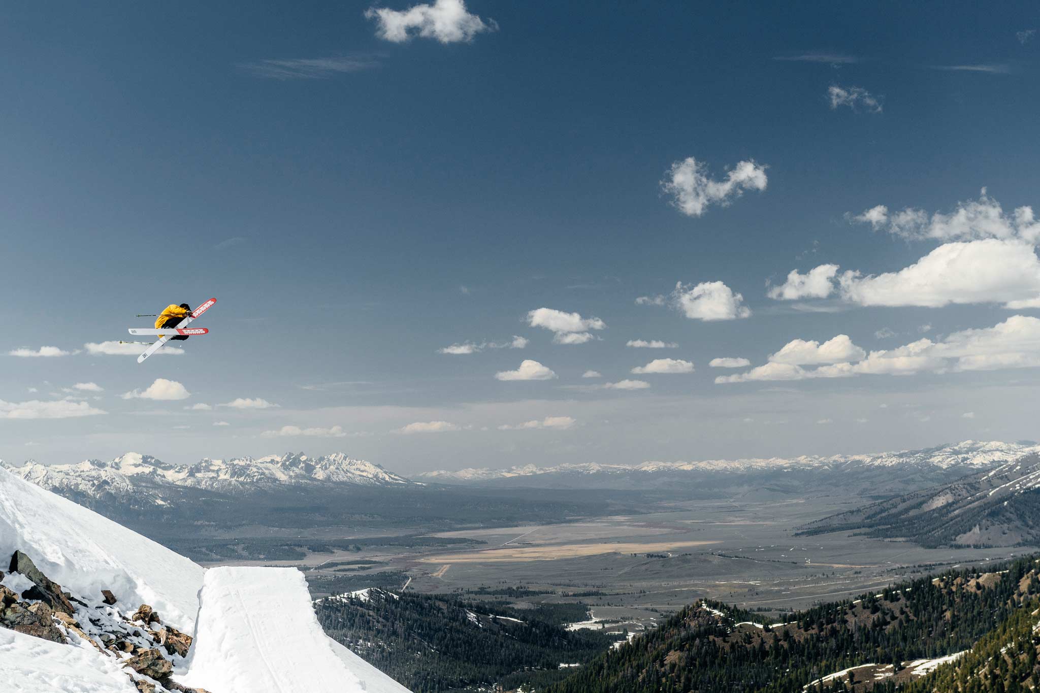 Zum Thema Helm beim Skifahren hat Crazy Karl seine eigene Einstellung, die wahrscheinlich nicht alle verstehen können. - Foto: Tal Roberts