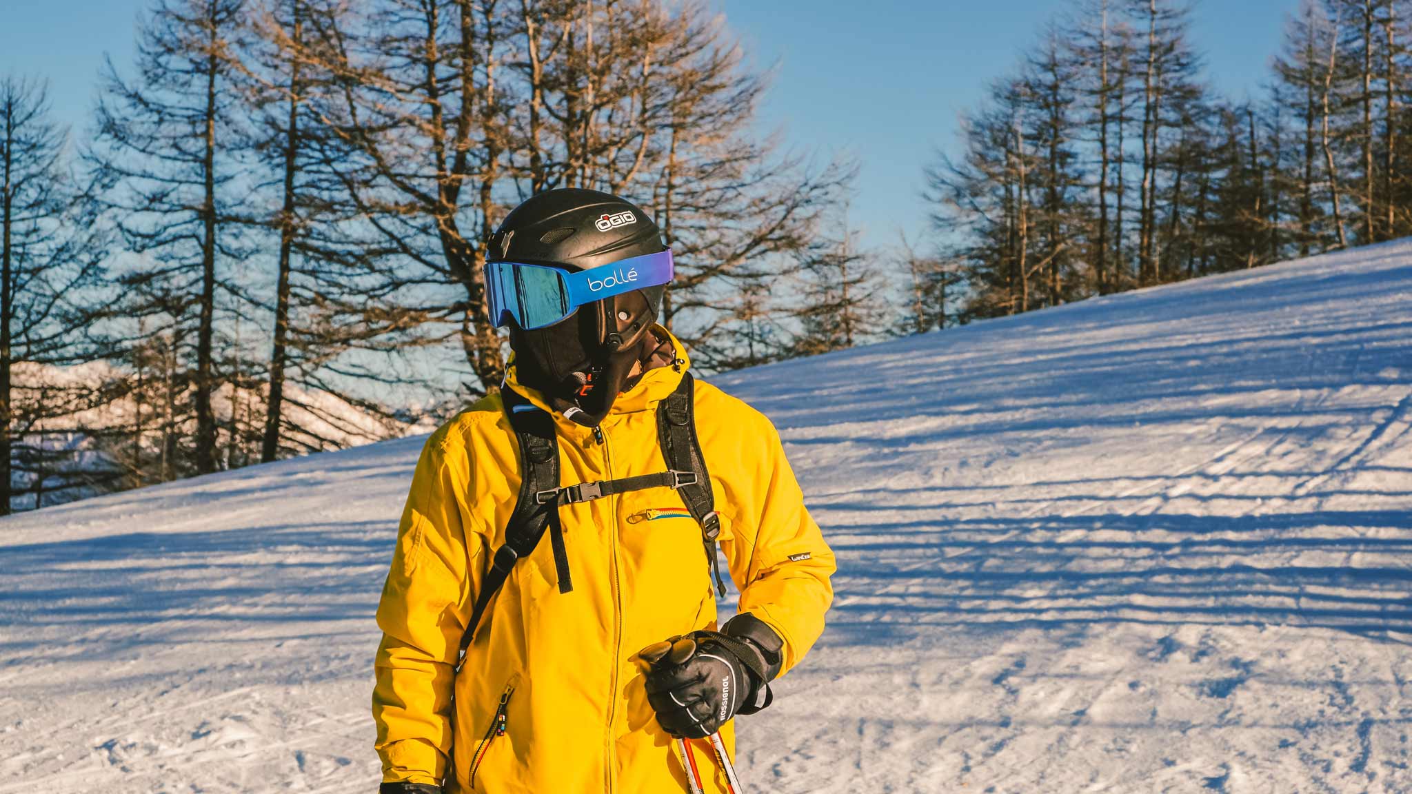 Sicherheit auf der Skipiste: Jeder Skifahrer und Snowboarder sollte immer ausreichend Schutzbekleidung wie einen Helm und Rückenprotektor tragen.