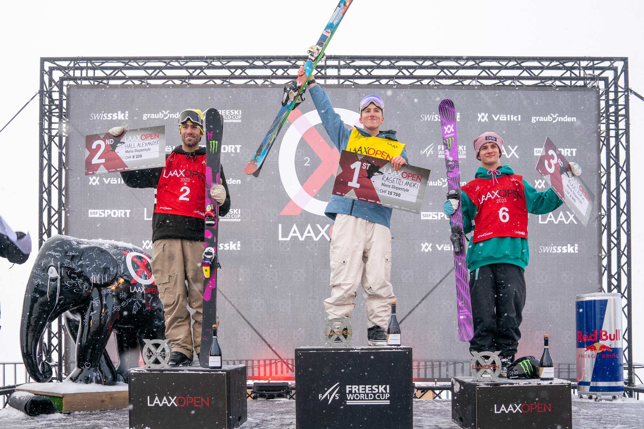 Das Podium der Männer beim Slopestyle Weltcup im Rahmen der LAAX Open 2023: Alex Hall (USA), Andri Ragettli (SUI), Birk Ruud (NOR). - Foto: Ruggli