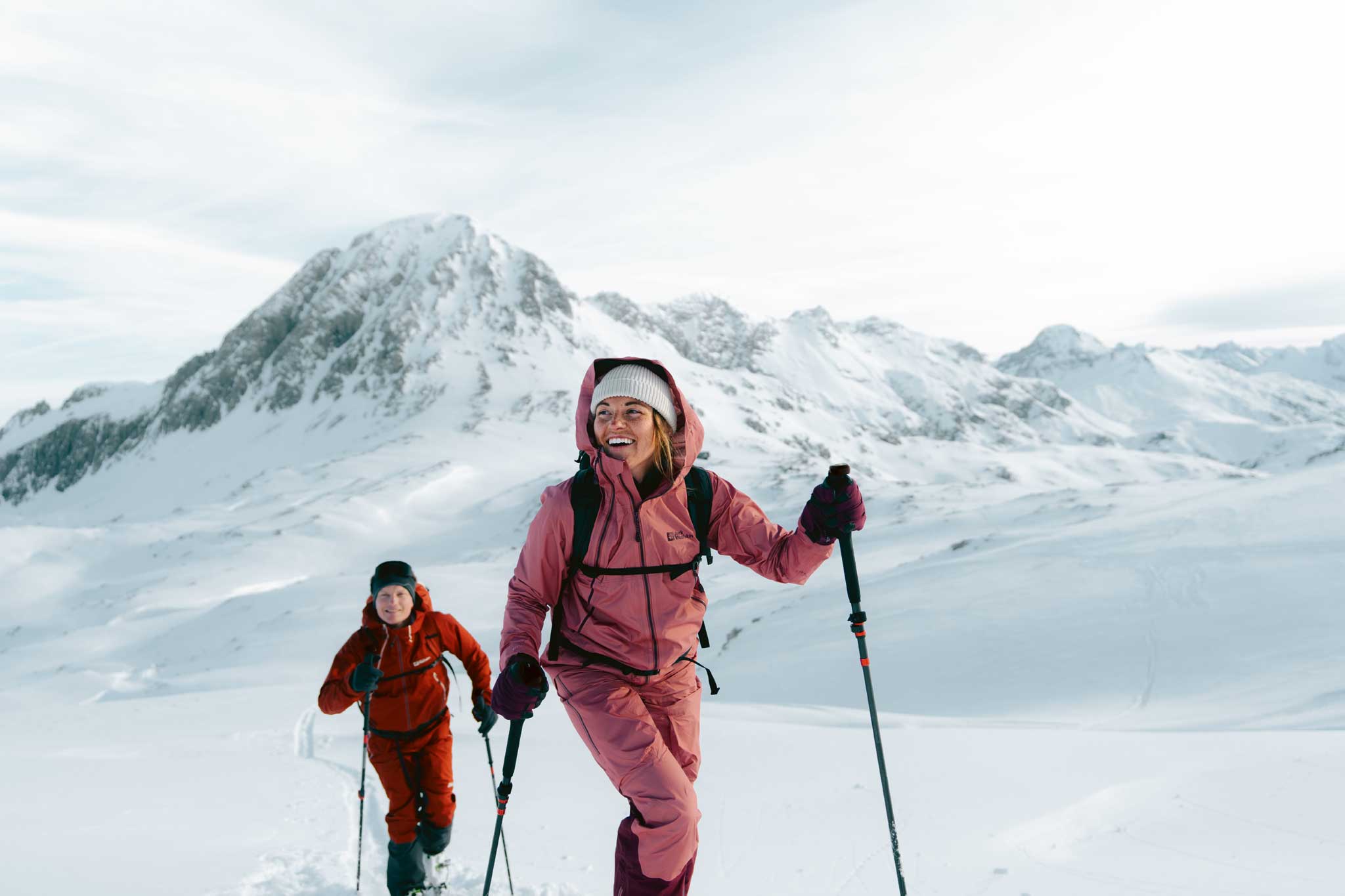 Beim Skitourengehen ist wie bei allen anderen Outdoor-Sportarten bei der Auswahl der Kleidung das Zwiebelprinzip wichtig ist. Dazu kommen Wetterfaktoren und weitere Rahmenbedingungen wie Höhe, Wind, Schnelligkeit und das Gelände.