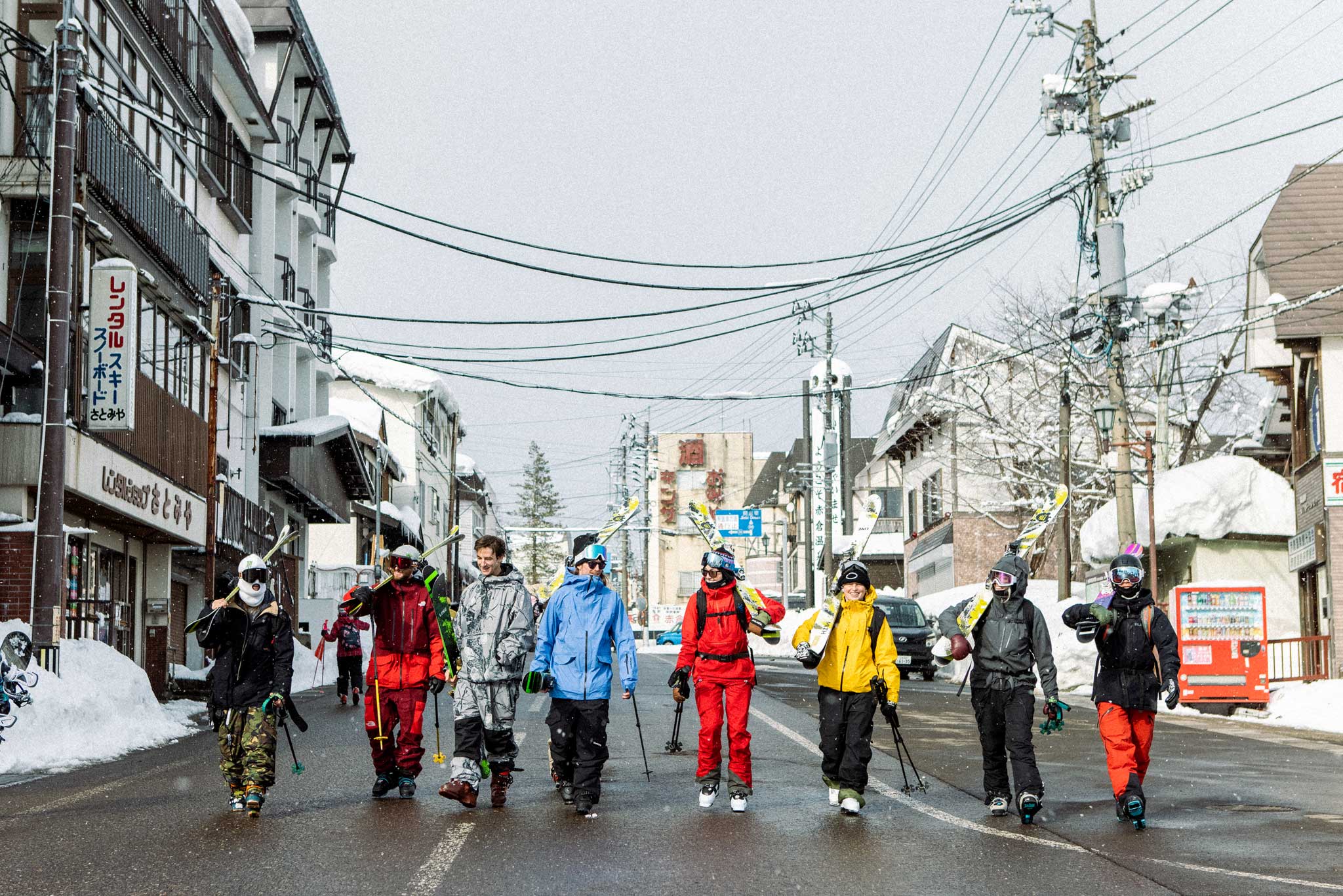 Das LINE Skis Team und seine Technik-Nerds haben sich durch eine Menge Prototypen und Wunschlisten gekämpft und "mussten" die neuen Latten dann auch gleich mal im berühmten Japow testen.