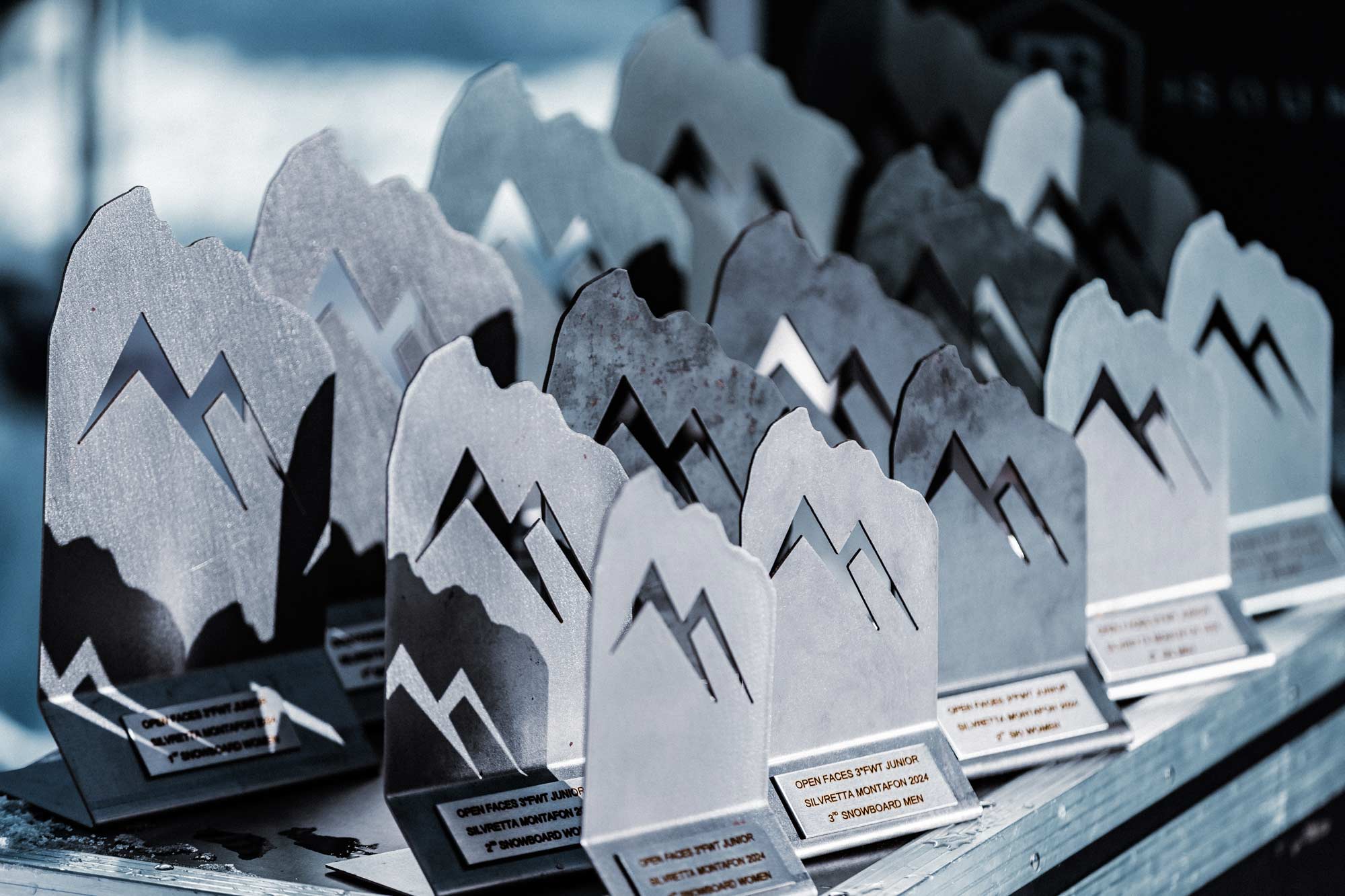 Die Trophäen für die besten drei Rider pro Kategorie bei m 3* FWT Junior Contest in Silvretta Montafon. - Foto: M. Knoll