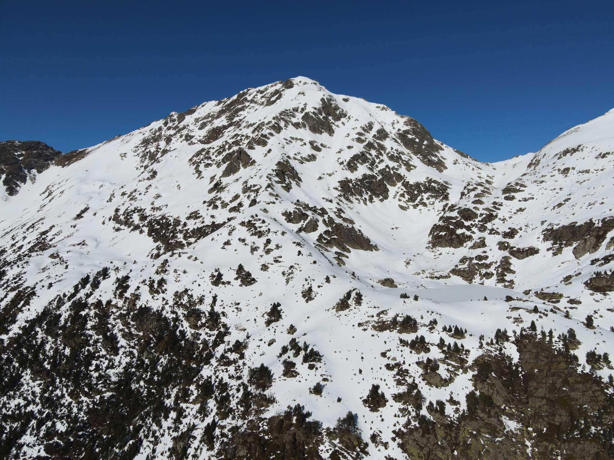 Regenfälle und warme Temperaturen haben der Schneedecke in Andorra so schwer zugesetzt, dass die Durchführung eines Freeride World Tour Pro Contests leider nicht möglich ist. - Foto: FWT